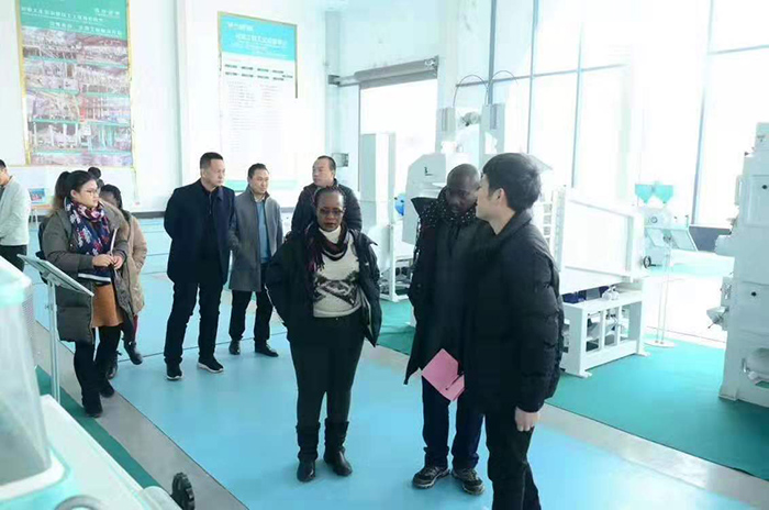 在展廳參觀了解設備 在展廳參觀了解設備